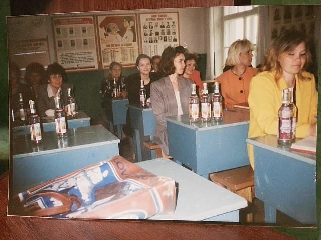 Выдача зарплаты водкой учителям перед педсоветом, 1997–й год, Россия