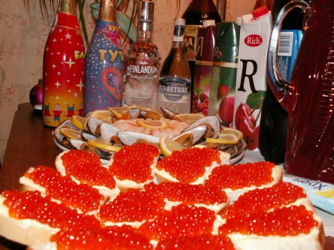 Много выпивки и закуски фото