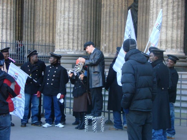 ����� @ ���