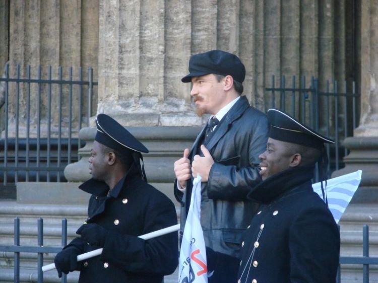 ����� @ ���