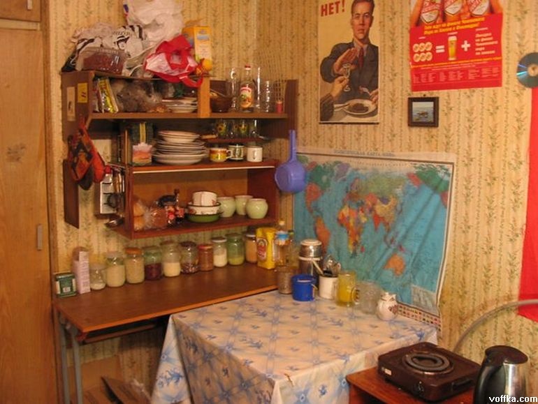 Вечер в общежитии. Кухня в общежитии. Советское общежитие. Кухня в студенческом общежитии. Старая кухня в общежитии.
