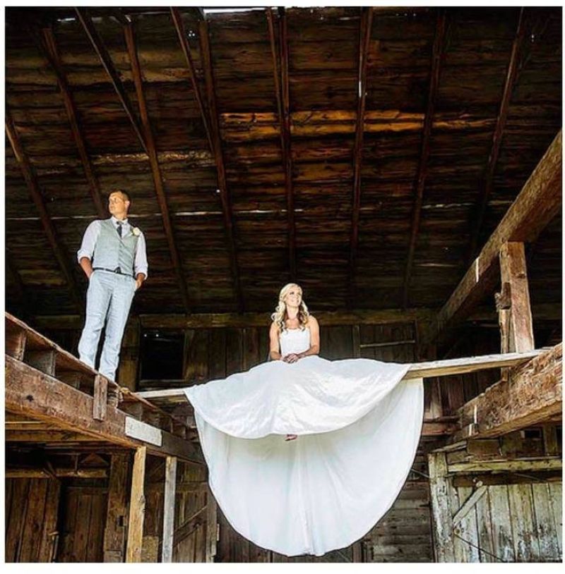 Как оказалось на первый взгляд. Необычные фотосессии. Необычные Свадебные фото. Невеста шпагат. Невесты длинные ноги.