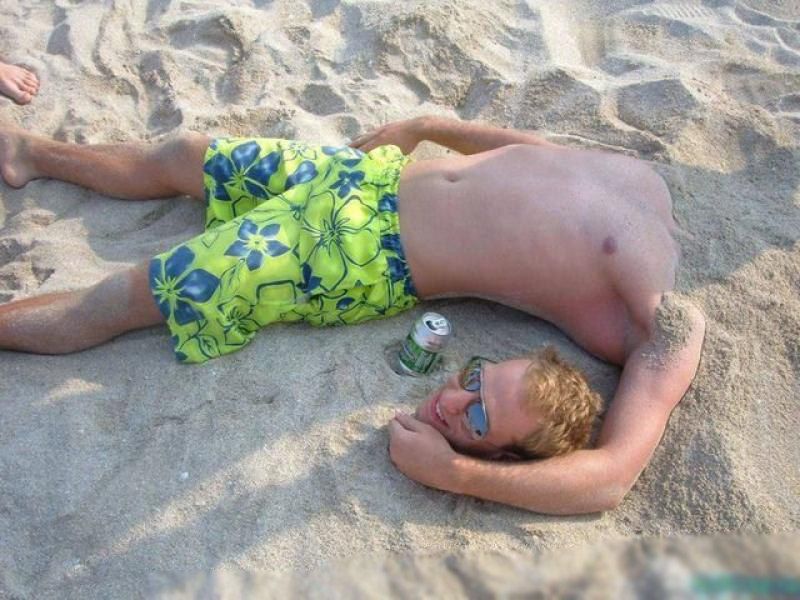 Пока спал на пляже. Приколы на пляже. Уснула на пляже. Смешные люди на пляже.