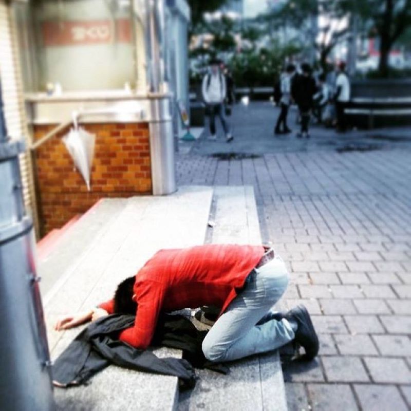 Street sleeping. Японцы валяются на улице. Пьяные японцы спят на улице.