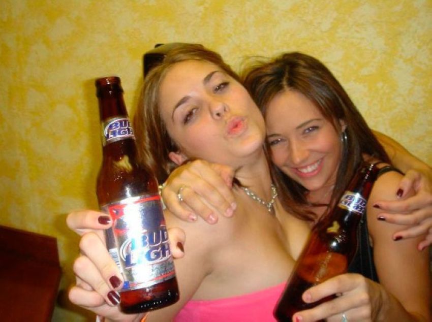 Бухую девочку. Девушки выпивают. Две пьяные девушки.