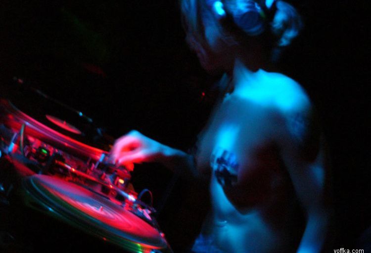 Niki Belucci - The topless DJane