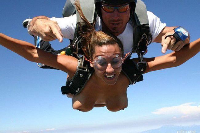 Прыжок с парашютом топлесс