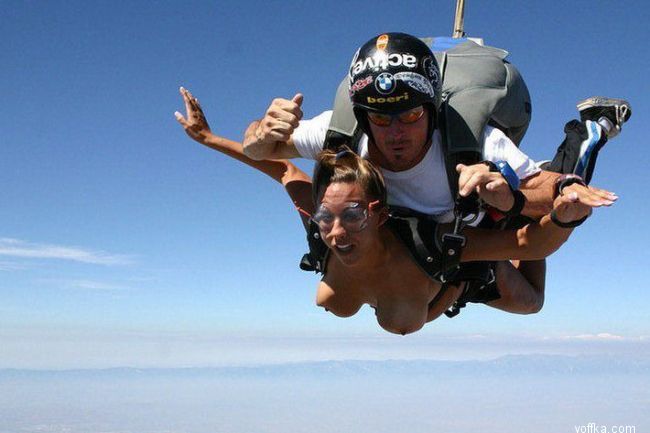 Прыжок с парашютом топлесс
