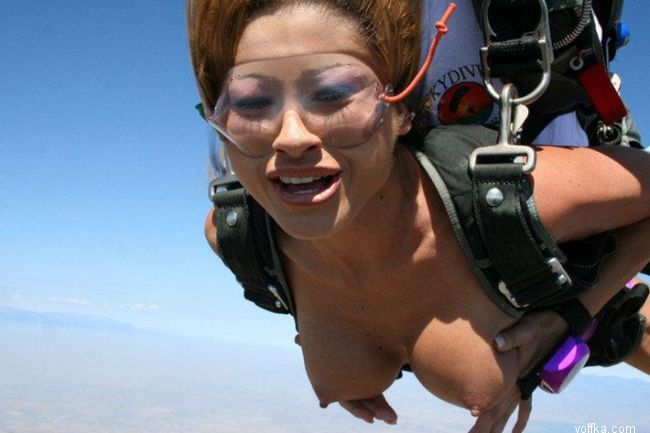 Прыжок с парашютом топлесс