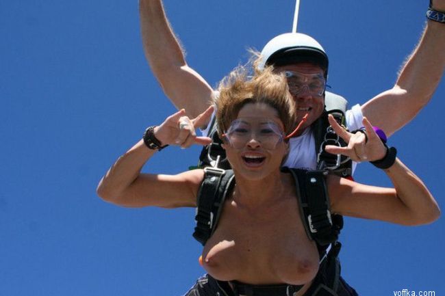 Прыжок с парашютом топлесс
