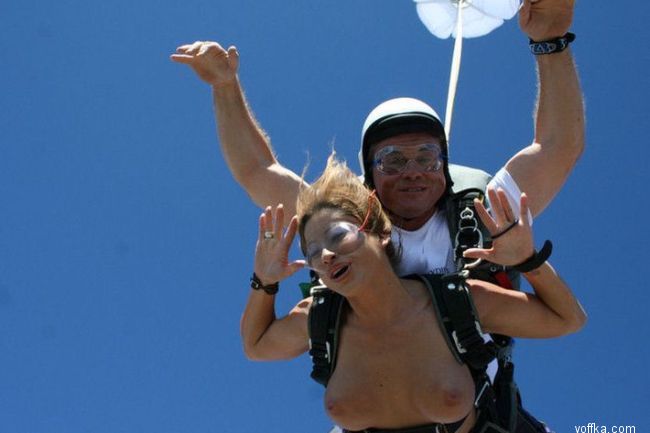 Прыжок с парашютом топлесс
