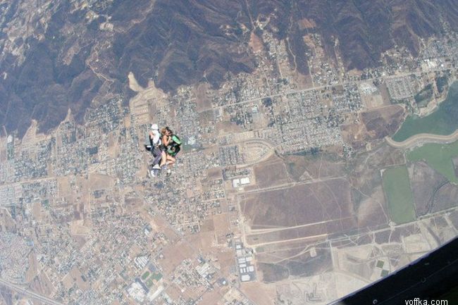 Прыжок с парашютом топлесс