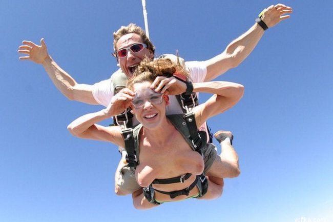 Прыжок с парашютом топлесс