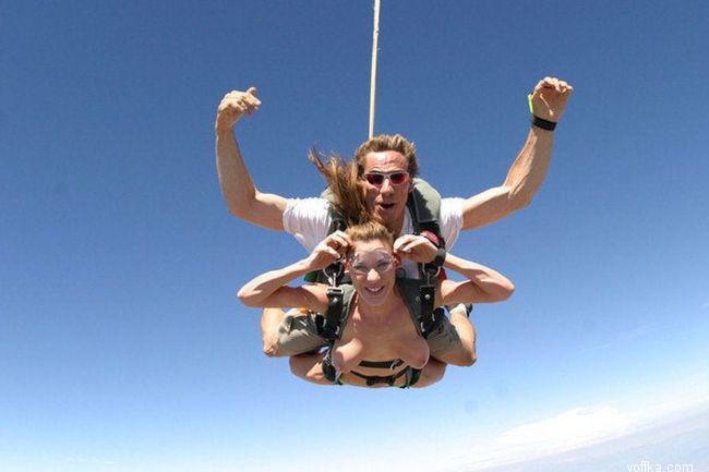 Прыжок с парашютом топлесс