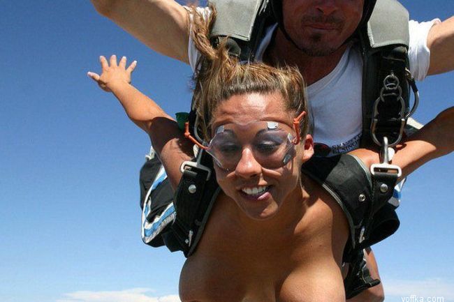 Прыжок с парашютом топлесс