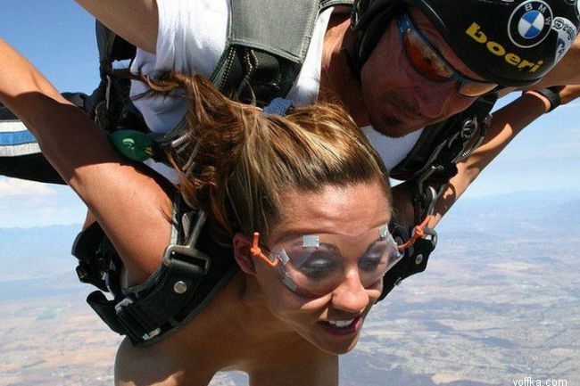 Прыжок с парашютом топлесс