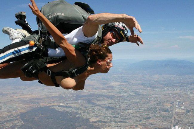 Прыжок с парашютом топлесс
