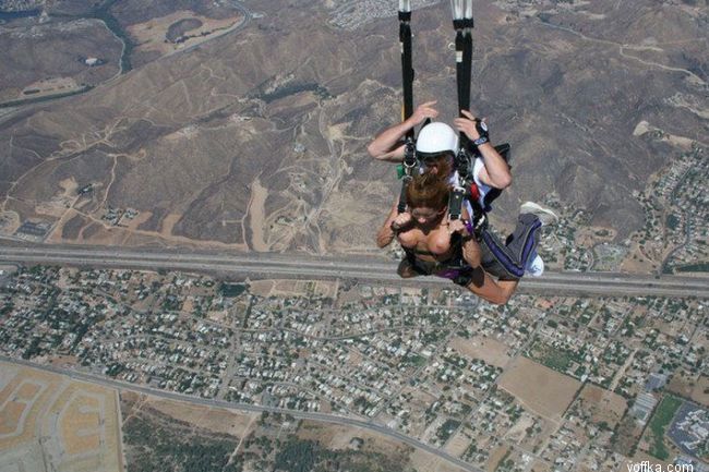 Прыжок с парашютом топлесс