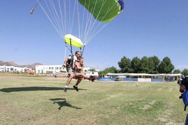 Прыжок с парашютом топлесс