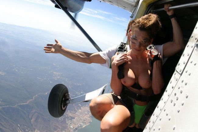 Прыжок с парашютом топлесс