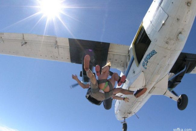 Прыжок с парашютом топлесс