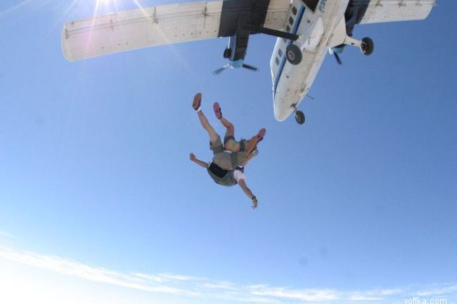 Прыжок с парашютом топлесс