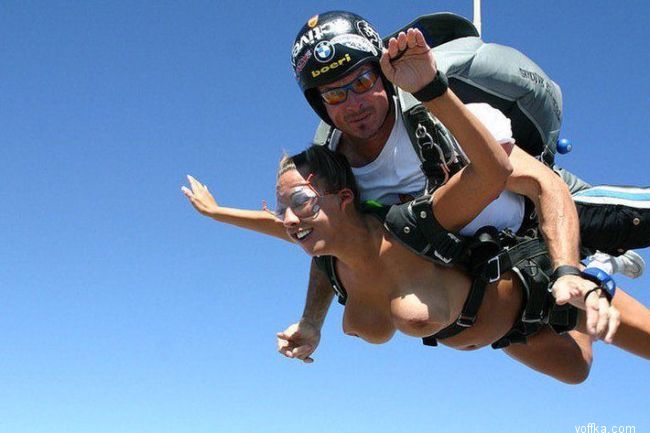Прыжок с парашютом топлесс