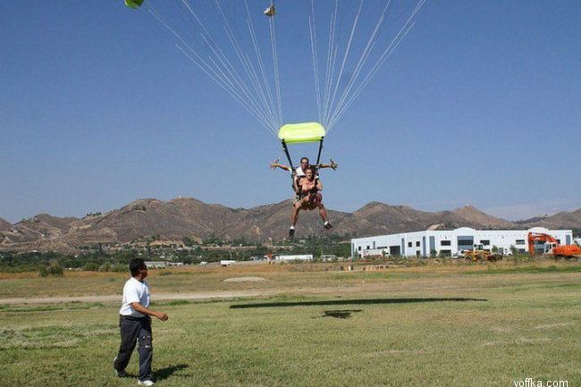 Прыжок с парашютом топлесс