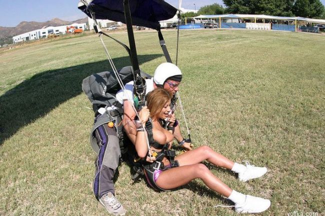 Прыжок с парашютом топлесс