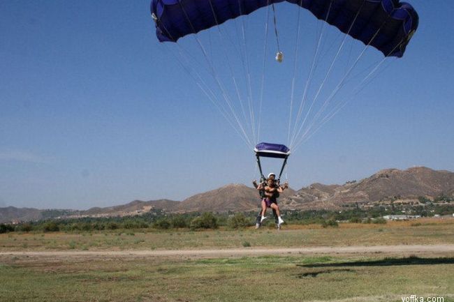 Прыжок с парашютом топлесс