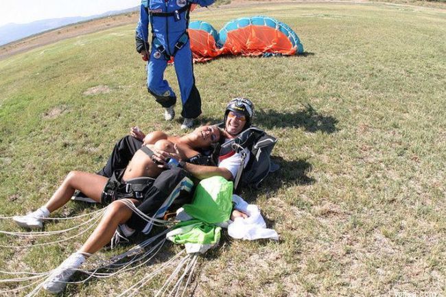 Прыжок с парашютом топлесс